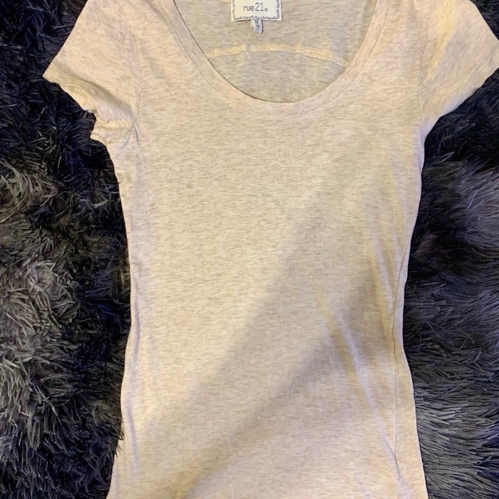 Rue21 Women's Cream Scoop Neck Tee Size M